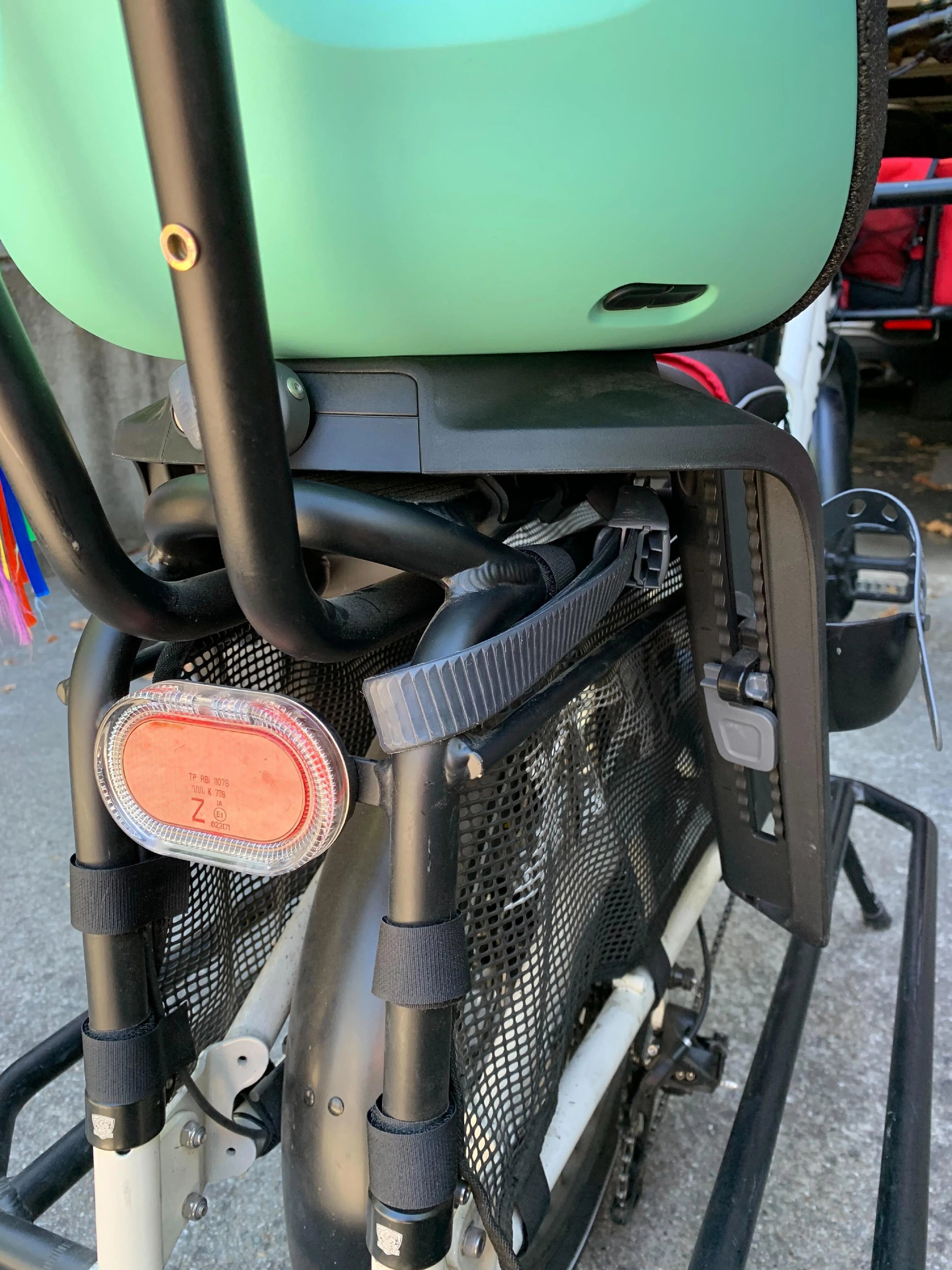 Using the Yepp safety strap on your rear rack – Xtracycle